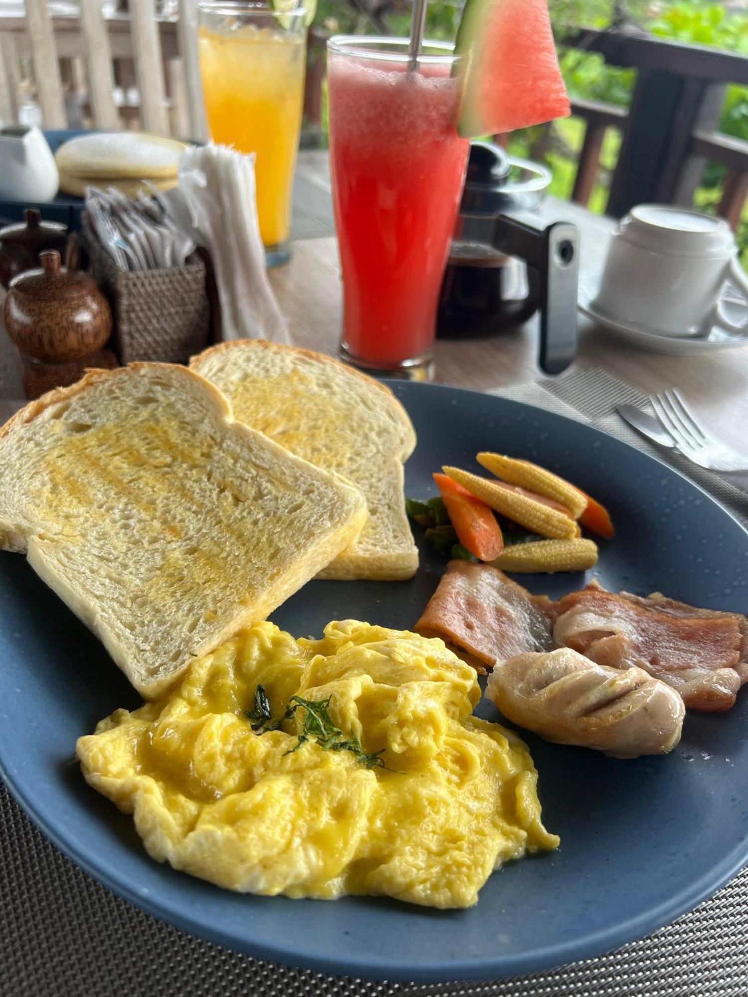 Giri Carik Hotel ซิเดอมัน ภายนอก รูปภาพ